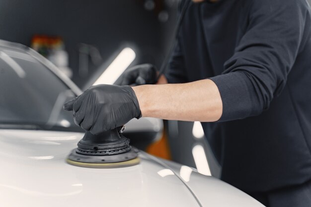 Jak profesjonalne polerowanie pomaga w usuwaniu rys z powierzchni samochodu?