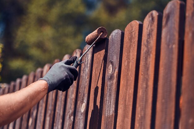 Zalety i zastosowanie obejm w montażu ogrodzeń panelowych